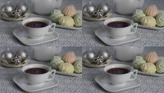 有服务的桌子上放着一杯热茶和香甜的棉花糖高清在线视频素材下载