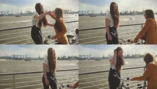 女孩带着一辆自行车到她的朋友那里高清在线视频素材下载