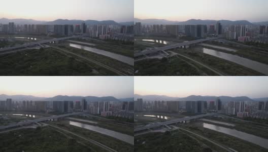 黄昏时分，无人机透视连接城市的桥梁高清在线视频素材下载