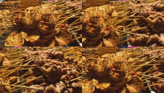 印尼传统街头小吃“angkringan”，在小吃摊的各种烤沙嗲，从jogja或solo，中爪哇，印尼。高清在线视频素材下载