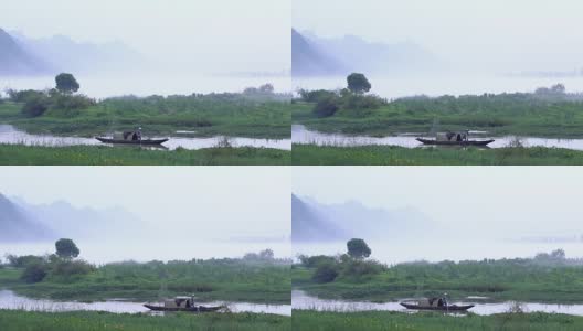 小渔船在雾天宁静的湖面上高清在线视频素材下载