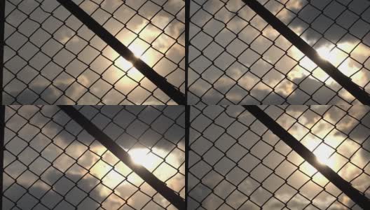 铁链栅栏和阳光天空高清在线视频素材下载