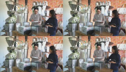 咖啡烘焙师在他们的工作室工作高清在线视频素材下载