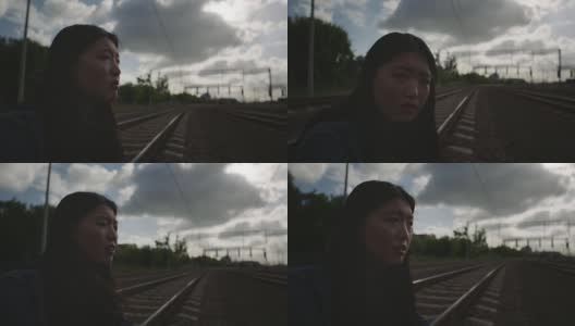 一个可悲的亚洲女人坐在火车上。高清在线视频素材下载