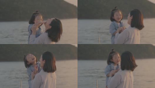 带着两个孩子的亚洲家庭乘船游玩。高清在线视频素材下载