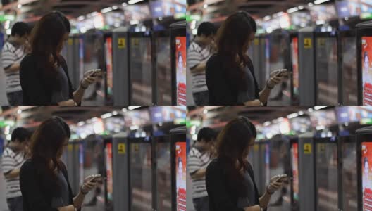 年轻的亚洲女性在公共交通工具上使用智能手机高清在线视频素材下载