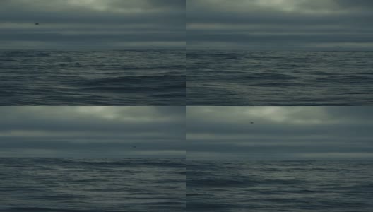 在波涛汹涌的大海上，从船上观看大海的波涛高清在线视频素材下载