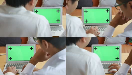 两个人用Chroma键笔记本电脑高清在线视频素材下载