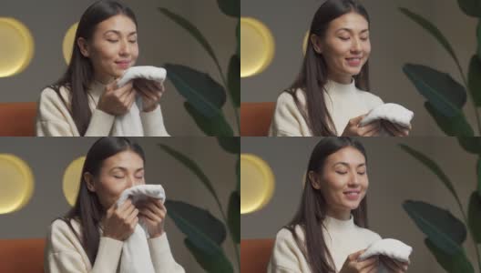 亚洲妇女喜欢干净和有气味的毛巾后，用一种新的洗手液清洗高清在线视频素材下载