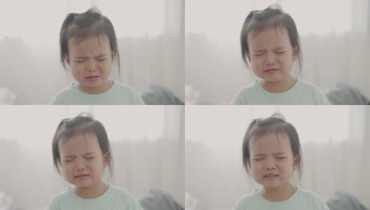 一个在家里哭的亚洲小女孩高清在线视频素材下载