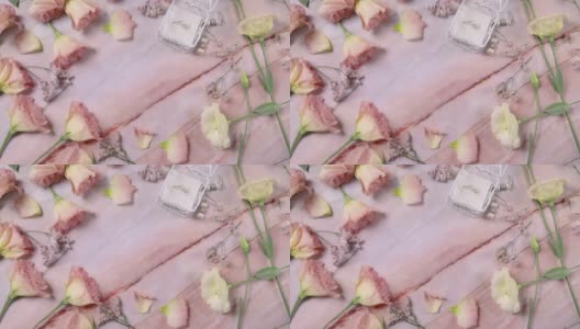 复制空间之间的粉红色花朵在粉红色大理石桌面顶视图高清在线视频素材下载