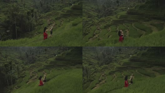 一对情侣站在巴厘岛奇妙的稻田上热吻高清在线视频素材下载