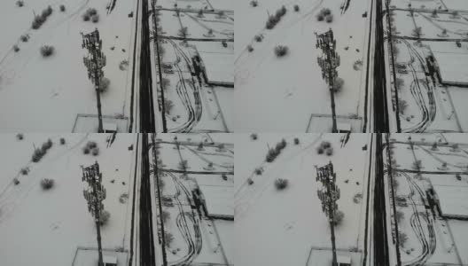 暴风雪后5G手机发射塔和周围建筑的无人机镜头高清在线视频素材下载