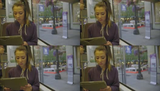 女孩在火车上使用平板电脑高清在线视频素材下载