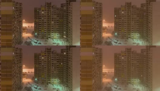 城里有一场暴风雪。从窗口到庭院的夜景。静态间隔拍摄高清在线视频素材下载