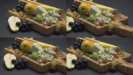 蓝奶酪和水果放在软木板上高清在线视频素材下载