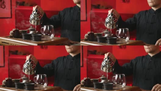 一个男人按照中国传统习俗冲泡普洱茶高清在线视频素材下载