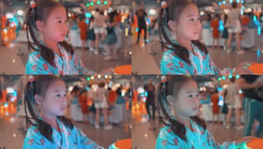 亚洲小女孩在游戏中心玩游戏高清在线视频素材下载
