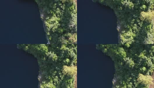 在一个阳光明媚的日子里，用无人机在纽约的弗普朗克一个废弃的采石场上空拍摄，充满了美丽的绿色水域。高清在线视频素材下载