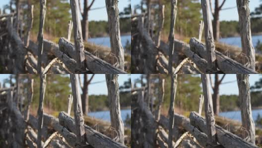 瑞典乡间的旧圆木杆栅栏高清在线视频素材下载