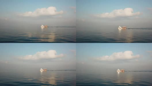 马尔马拉海，马尔特佩，伊斯坦布尔，海景无人机镜头，海上的小渔船，sm01高清在线视频素材下载