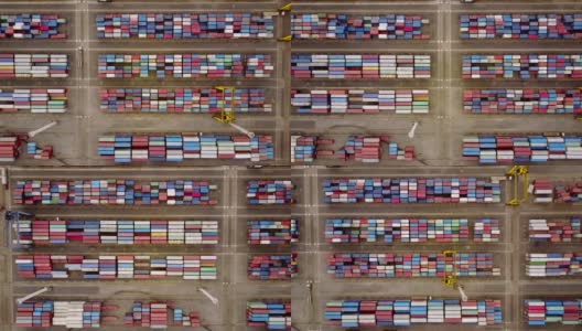 雅加达,印度尼西亚。2017年7月10日:丹戎普里玉港装载着起重机和卡车的集装箱的顶视图镜头。拍摄分辨率为4k高清在线视频素材下载