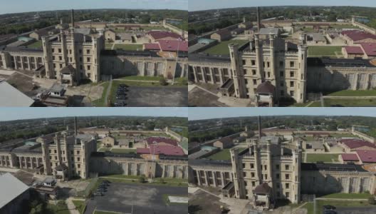 鸟瞰废弃的古老的Joliet监狱，这是一个历史遗迹。无人机向后飞行，捕捉位置的全景。伊利诺斯州内伯维尔大街和乔利埃特监狱。高清在线视频素材下载
