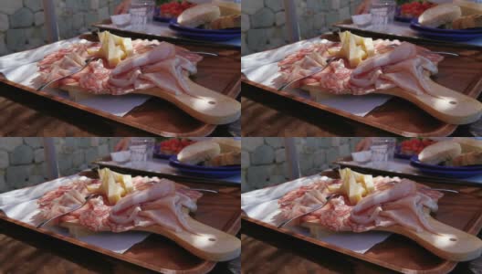 一盘典型的意大利冷切肉和奶酪配一杯葡萄酒高清在线视频素材下载