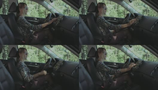 可爱的女司机在车里使用GPS导航仪高清在线视频素材下载