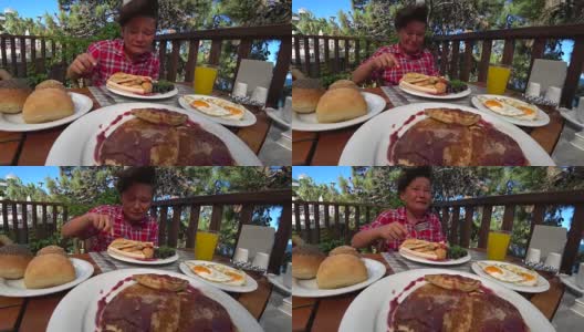 十多岁的男孩一边吃早饭一边哭高清在线视频素材下载