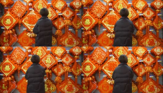 女性选择中国结庆祝中国的春节高清在线视频素材下载