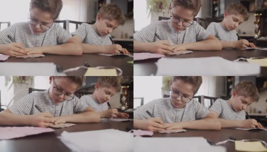 在手上写字的孩子们制造了再生纸高清在线视频素材下载