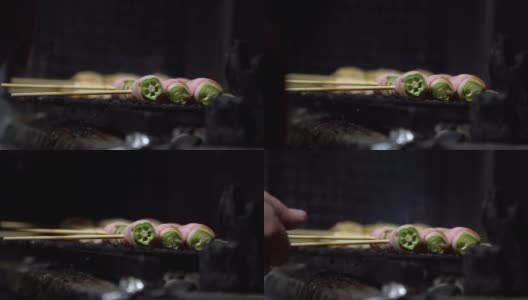 小吃摊上的烤鸡肉串的慢镜头。串秋葵高清在线视频素材下载