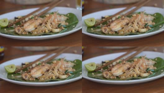 泰式炒面与筷子在盘子上的特写高清在线视频素材下载