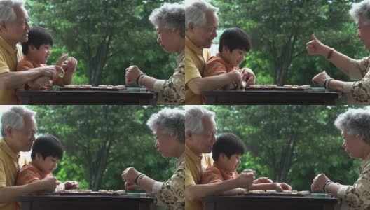 中国象棋爷爷奶奶和孙子高清在线视频素材下载