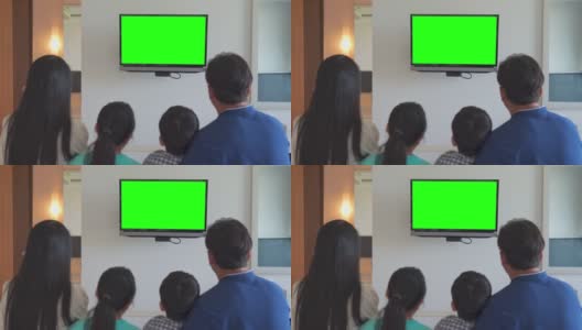 幸福的一家人坐在家里看彩色电视高清在线视频素材下载
