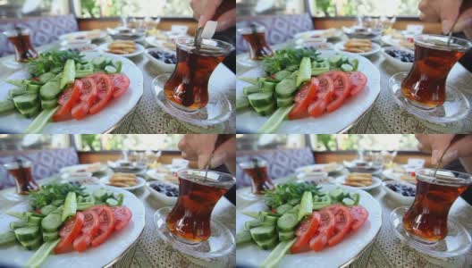 在土耳其早餐时搅拌土耳其茶高清在线视频素材下载