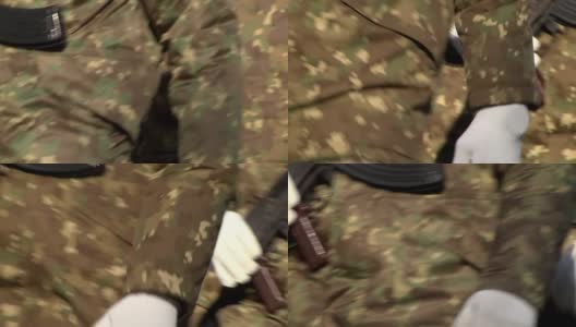 身穿制服的士兵们以完美的节奏向阅兵式行进，双手戴着白手套高清在线视频素材下载