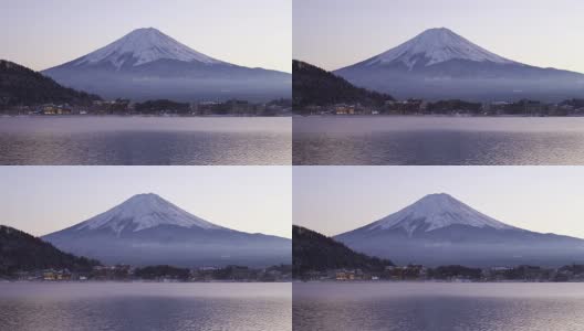 晚上的富士山和河口町湖上的倒影，日本。高清在线视频素材下载