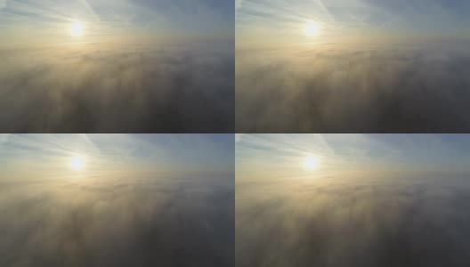 高清:空中拍摄的乡村在雾中高清在线视频素材下载