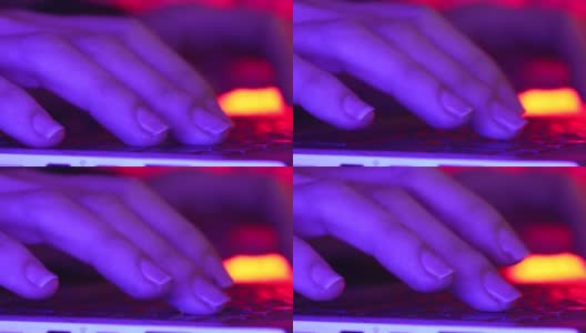 女性程序员、游戏玩家或工作人员在夜晚霓虹灯下使用笔记本电脑键盘。整天工作概念，成功女性，女人故事高清在线视频素材下载