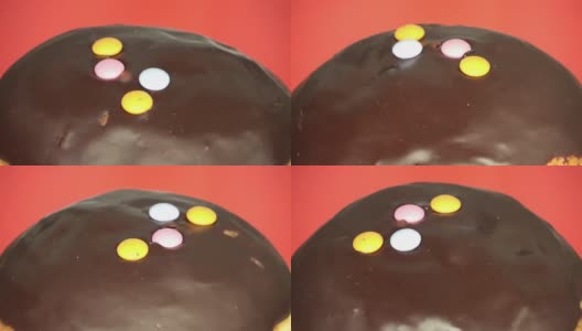 一个裹着巧克力的旋转柏林人的可循环特写。高清在线视频素材下载