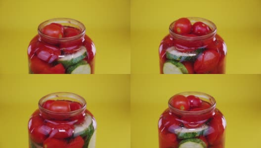 打开装有腌番茄、西葫芦和胡椒的玻璃罐子高清在线视频素材下载