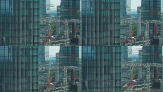 起重机施工现场。玻璃摩天大楼的大城市全景高清在线视频素材下载