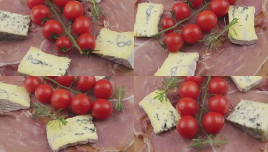 切片的火腿，樱桃番茄，蓝色的奶酪放在木板上高清在线视频素材下载