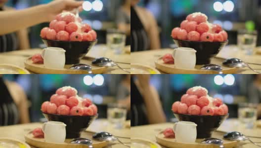 冰素西瓜球在咖啡厅和餐厅高清在线视频素材下载