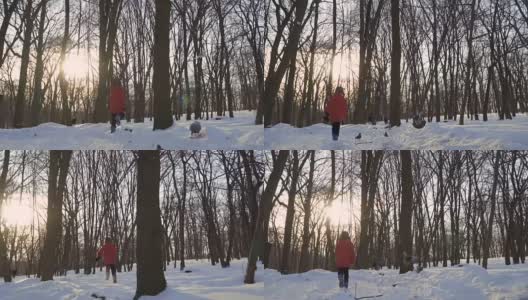 男孩们在冬季公园里慢镜头奔跑高清在线视频素材下载