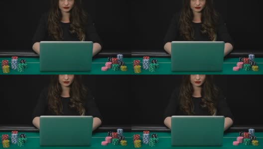 女人在笔记本电脑上玩游戏，显示成功的姿态，赢得赌注，财富高清在线视频素材下载