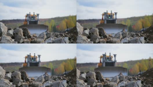 模糊的推土机移动着石头和泥土高清在线视频素材下载