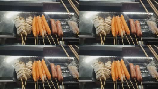 泰国的香肠。在路边卖肉的街头小吃摊高清在线视频素材下载